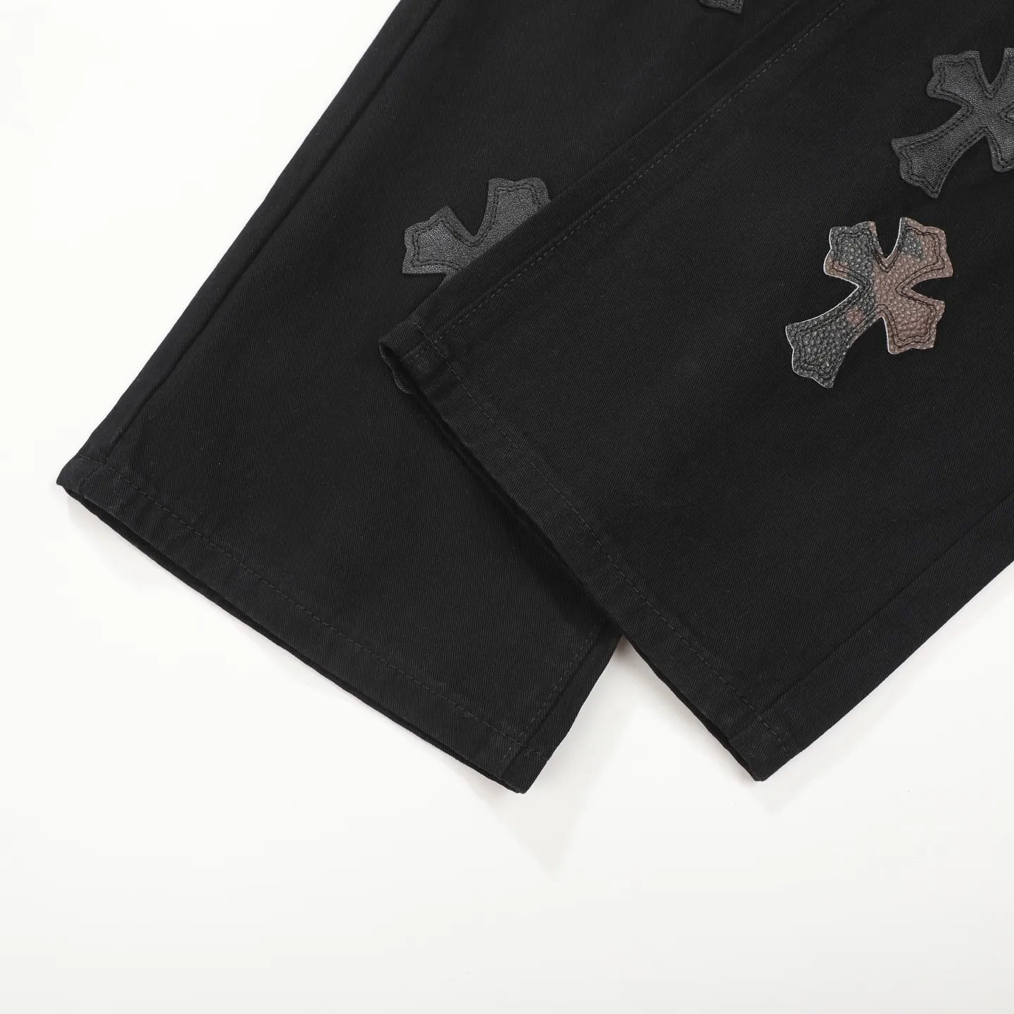P270 Chrome Hearts CH casual black trousers cross-patched leather jeans. Original purchased and patterned to truly restore the ultimate texture of Vintage. Special Italian cowhide print and then cut. Customized sheepskin three-layer thick line leather. The whole is spliced in heavy water washing process. Craftsmen hand-splash ink. You can see the details. Three-dimensional cutting version. Loose and comfortable. Not flattering on the figure. Shows height and slimness. Factory Seiko. Original quality control. Same style for men and women. Can be matched with couples. Versatile recommendation. The must-have jeans for all seasons Color: black Size: 28/30/32/34 Waist: 73/78/83/88 Pants length: 102/104/106/108